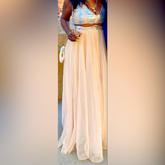 Elegant Special Occasion 2 piece - Picture 1 of 3